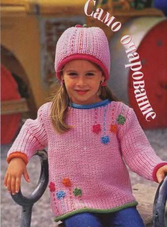 Розовый пуловер и шапка