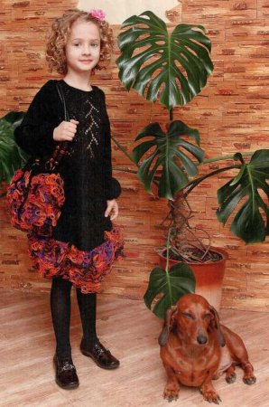 Платье с оборкой и сумочка