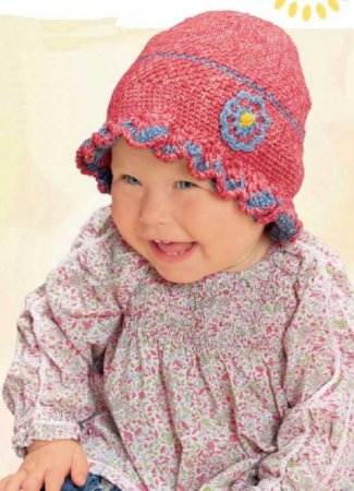 Шапочка из красной меланжевой пряжи с волнистым краем