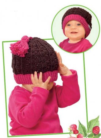 Шапочка с планкой и кисточкой из ярко-розовой пряжи