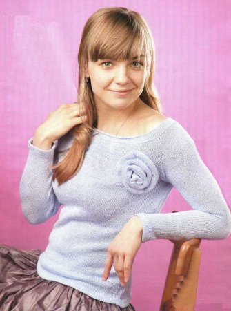 Пуловер с цветком