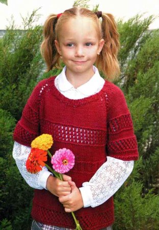 Бордовый пуловер с ажурными вставками