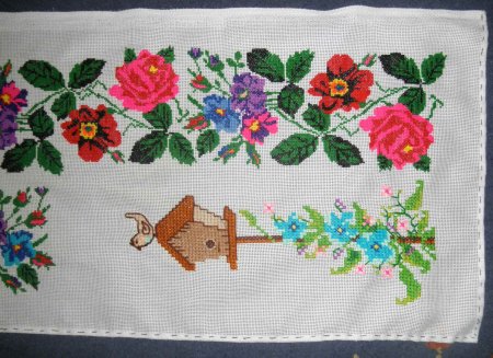 Вышитая дорожка с цветами