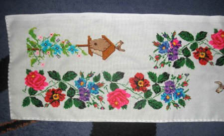 Вышитая дорожка с цветами