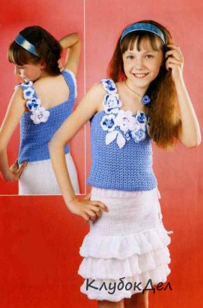 Голубой топ с цветами и юбка с оборками