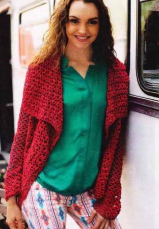 Красный жакет с декоративной застежкой