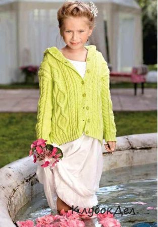 Вязаный спицами жакет с косами для девочки