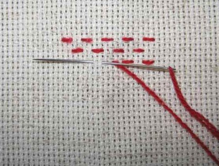 Вышивка крестом: шов «вперёд иголку»