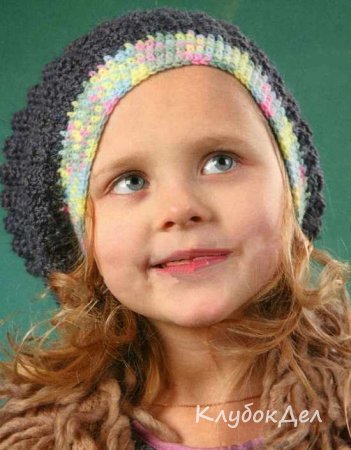 Серая шапочка с цветами