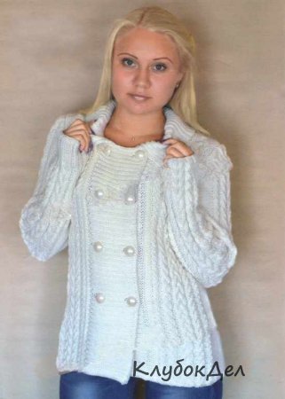 Белый двубортный жакет спицами