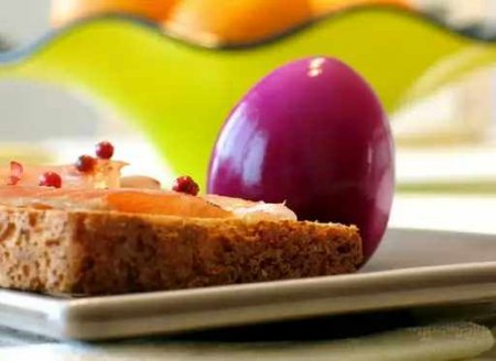 Украшаем яйца на Пасху