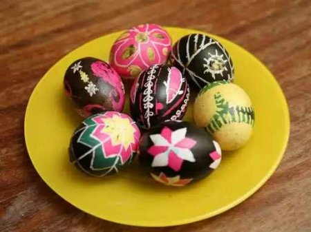 Украшаем яйца на Пасху