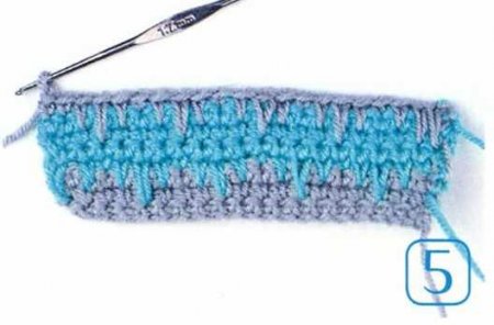 Мастер-класс «Двухцветным узор с вытянутыми петлями»