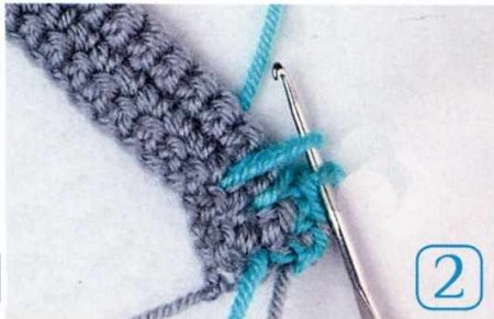 Мастер-класс «Двухцветным узор с вытянутыми петлями»