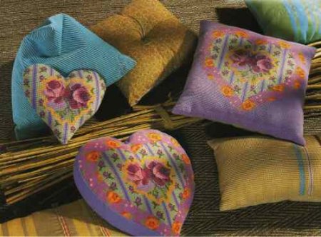 Вышитые крестом подушки с розами