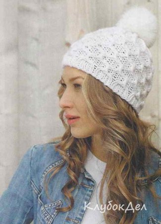 Белая шапка с помпоном