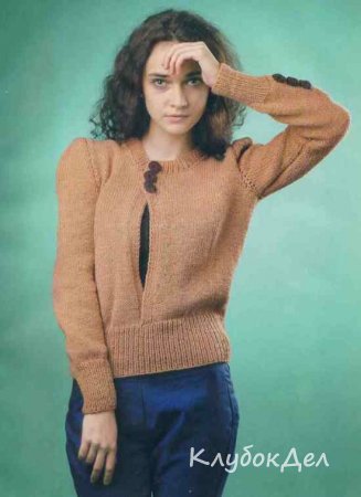 Коричневый пуловер с разрезом спереди