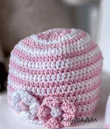 Бело-розовая шапочка крючком на 3-4 месяца