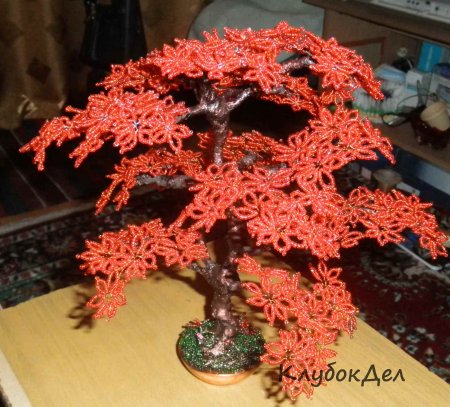 Клен из бисера