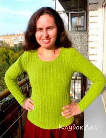 Яркий пуловер с косами